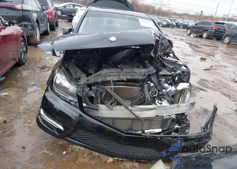 2014 Mercedes-Benz C 250 Luxury/Sport z USA, uszkodzony, nr VIN WDDGF4HBXEA945877